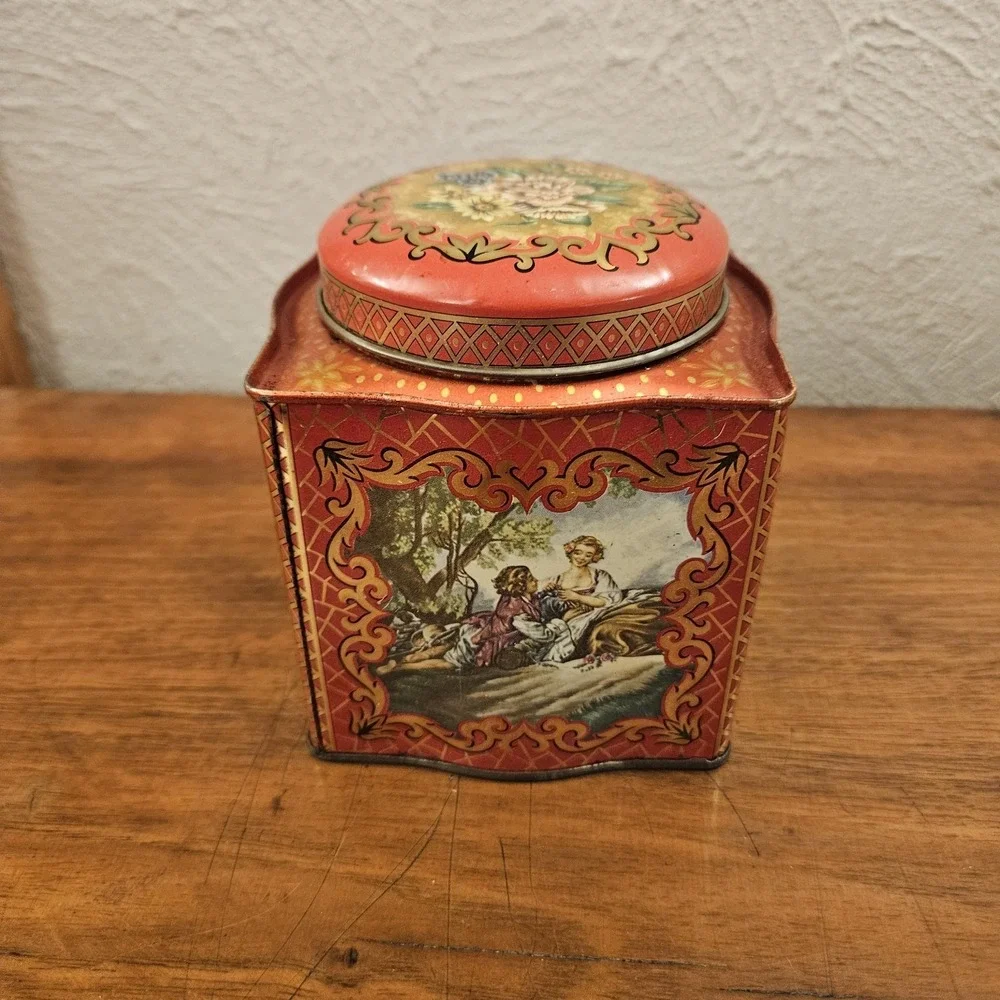 Vintage‎ Daher Tin Made In England EUC Red Floral Lovers Scenes